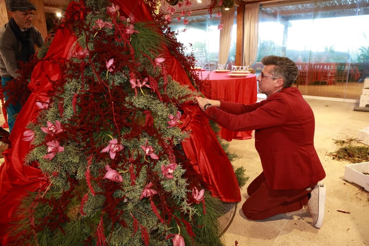 Vincenzo Frascella al lavoro su un albero di Natale