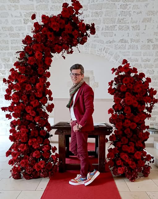 Vincenzo Frascella sotto un arco di rose rosse